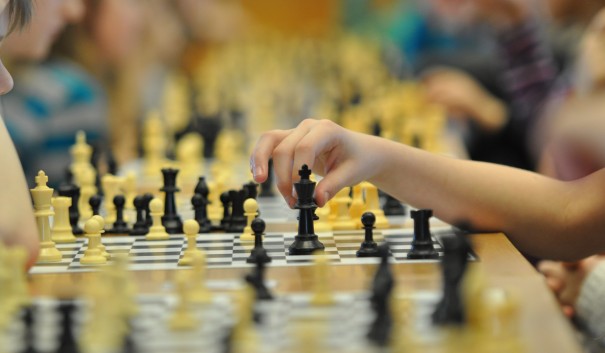 Hultsfreds Schackklubb har lagt ned stort arbete,med att lära eleverna i årskurs 5 spelet.