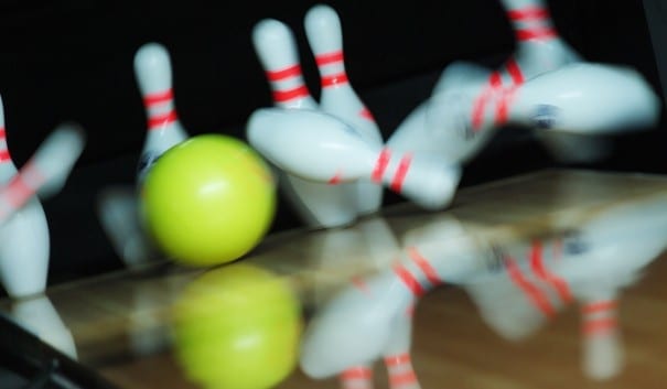 Bild där man kan se ett bowlingklot som slår omkull käglorna
