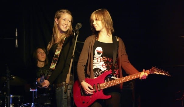 Foto på två tjejer som spelar gitarr