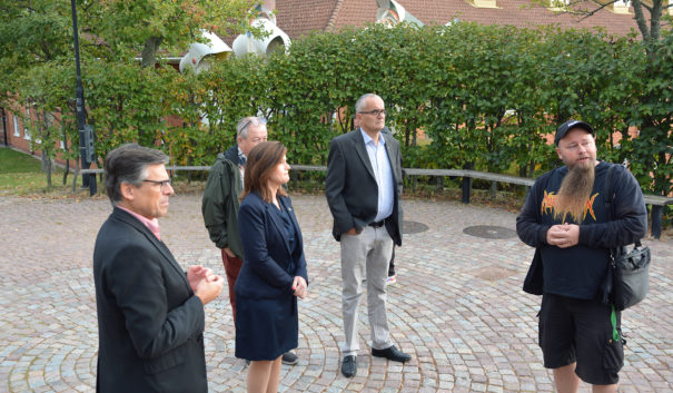 Arbetsmarknadsminister Eva Nordmark och representanter för Hultsfreds kommun utanför kommunhuset.
