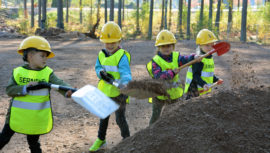 Barn gräver i jordhög