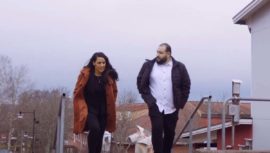 Ibrahim och Vanessa påväg uppför en trappa