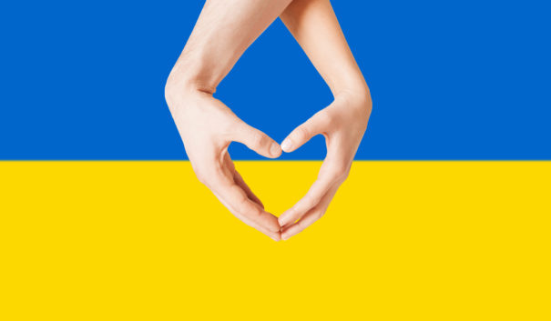 Ukrainska flaggan och händer som formar ett hjärta.