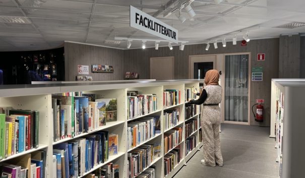 Bibliotek böcker liggande feriepraktik 2022